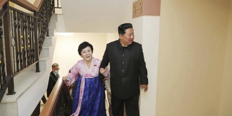 کم جونگ کا سرکاری ٹی وی اینکر کے لیے گھر کا تحفہ