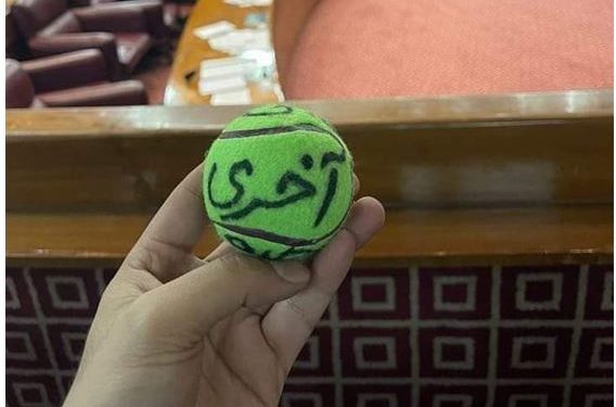 آخری گیند عمران صاحب کو ڈھونڈ رہی ہے