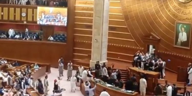 پنجاب اسمبلی میں ہنگامہ آرائی، ڈپٹی اسپیکرپر تشدد