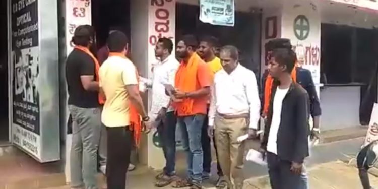 بھارت : انتہا پسندوں کا اب ” حلال اشیا ” کے خلاف مورچہ