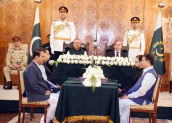 صدر عارف علوی نے آخر کار نئے وزرا سے حلف لے ہی لیا