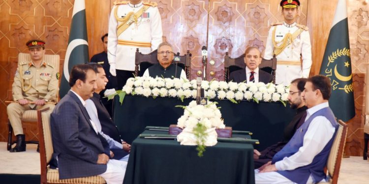 صدر عارف علوی نے آخر کار نئے وزرا سے حلف لے ہی لیا