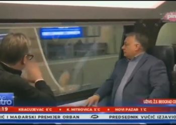 سربین صدر کی ہوشیاری، ” خیالی ہجوم ”  کو ہاتھ ہلانے کی ڈرامے بازی