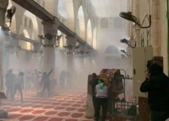 اسرائیلی فوج کا مسجد اقصیٰ میں نمازیوں پر حملہ، درجنوں افراد زخمی