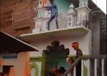 بھارتی انتہا پسندوں کے مسجد پر چڑھ کر ” جے شری رام ” کے نعرے