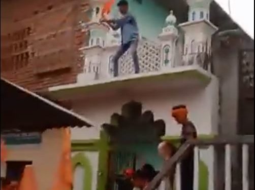 بھارتی انتہا پسندوں کے مسجد پر چڑھ کر ” جے شری رام ” کے نعرے
