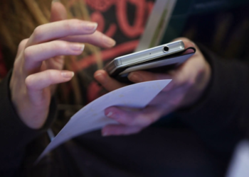 صوابی ویمن یونیورسٹی کا انوکھا فیصلہ، طالبات کے موبائل فون کے استعمال پر پابندی