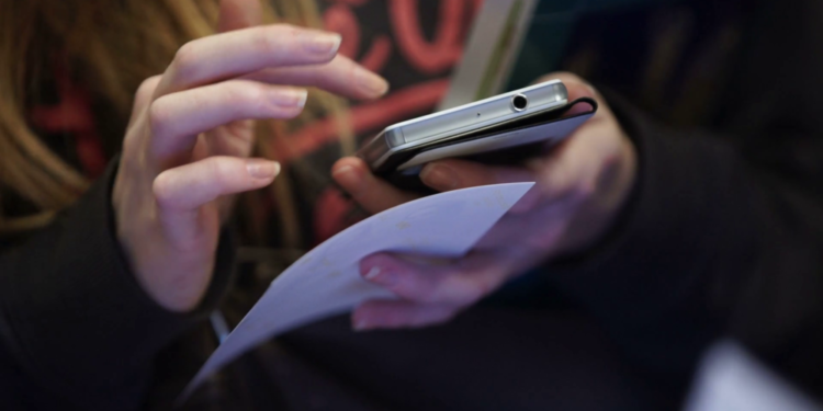 صوابی ویمن یونیورسٹی کا انوکھا فیصلہ، طالبات کے موبائل فون کے استعمال پر پابندی