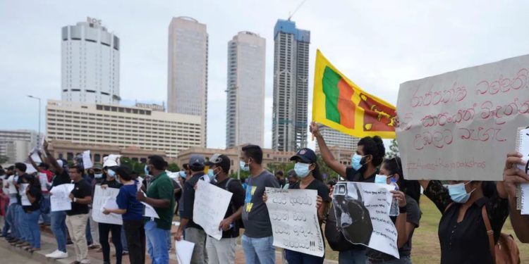 سری لنکا میں دیوالیہ، فوج نے ملک کا کنٹرول سنبھال لیا