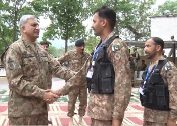 پاک فوج کے سربراہ کی لائن آف کنٹرول پر جوانوں کے ساتھ نمازِعید