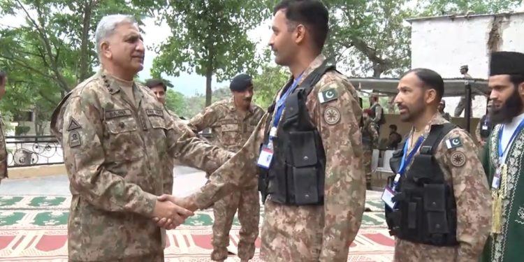 پاک فوج کے سربراہ کی لائن آف کنٹرول پر جوانوں کے ساتھ نمازِعید