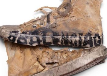 ان پھٹے پرانے جوتوں کی قیمت آپ جانتے ہیں؟