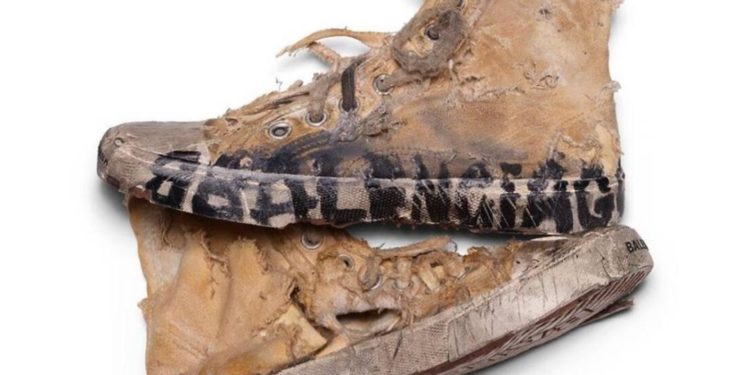 ان پھٹے پرانے جوتوں کی قیمت آپ جانتے ہیں؟