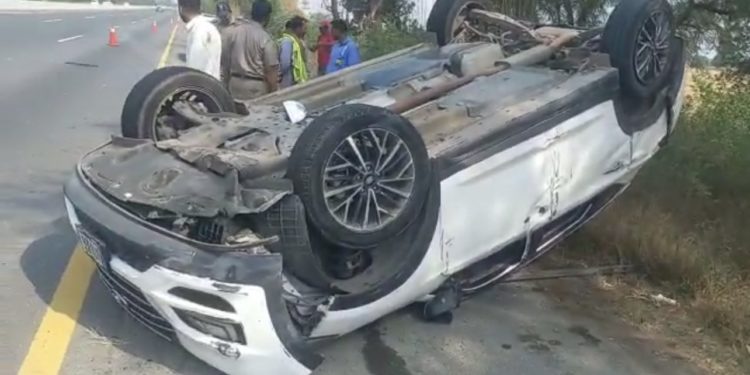 شہباز گل کی گاڑی کو حادثہ