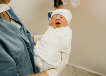 سال بھر میں بچہ پیدا کرو یا بھرو 5 کروڑ کا جرمانہ، والدین کی انوکھی شرط