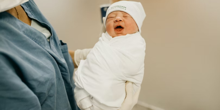 سال بھر میں بچہ پیدا کرو یا بھرو 5 کروڑ کا جرمانہ، والدین کی انوکھی شرط