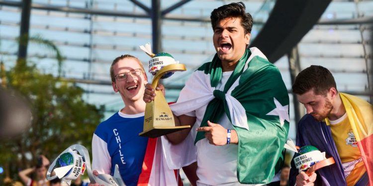 کاغذی جہاز اڑانے میں پاکستانی نوجوان کا کارنامہ