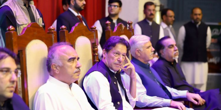 سپریم کورٹ پرامن احتجاج کو تحفظ دے، عمران خان