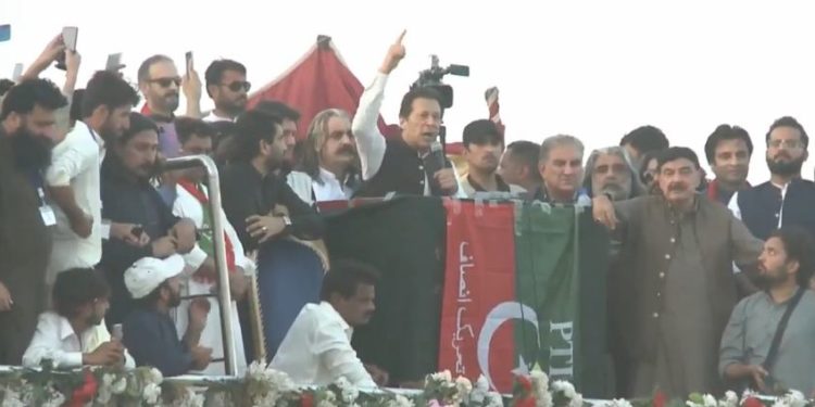یہ سمجھتے ہیں قوم تھک جائےگی، ابھی تو پارٹی شروع ہوئی ہے،عمران خان