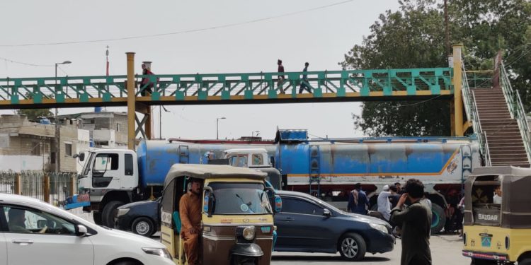 تحریک انصاف کا لانگ مارچ، شاہراہیں بند، اسلحہ برآمدگی کا دعویٰ