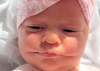 یہ بچی مسکرا کیوں رہی ہے؟