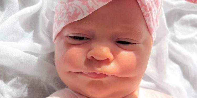 یہ بچی مسکرا کیوں رہی ہے؟