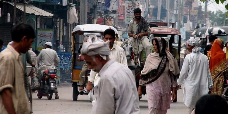 ہر 3 میں سے 1 پاکستانی، مسائل کا ذمے دار حکومت کو ٹھہراتا ہے، سروے