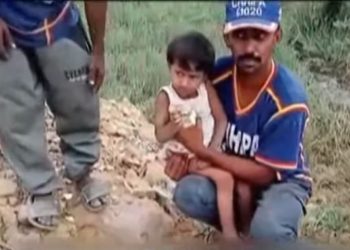 کراچی:  خاتون کی لاش کے نیچے دبی بچی کی فریاد