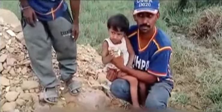 کراچی:  خاتون کی لاش کے نیچے دبی بچی کی فریاد