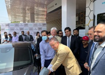 کراچی : الیکٹرک چارجنگ اسٹیشن کا جرمن سفیر کے ہاتھوں افتتاح