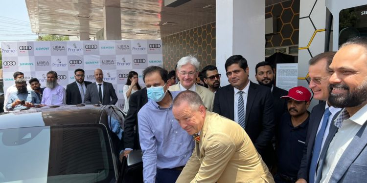 کراچی : الیکٹرک چارجنگ اسٹیشن کا جرمن سفیر کے ہاتھوں افتتاح