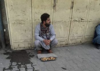 فٹ پاتھ پر سموسے فروخت کرنے والا افغان نیوز اینکر