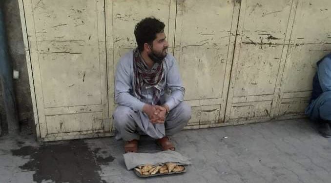 فٹ پاتھ پر سموسے فروخت کرنے والا افغان نیوز اینکر