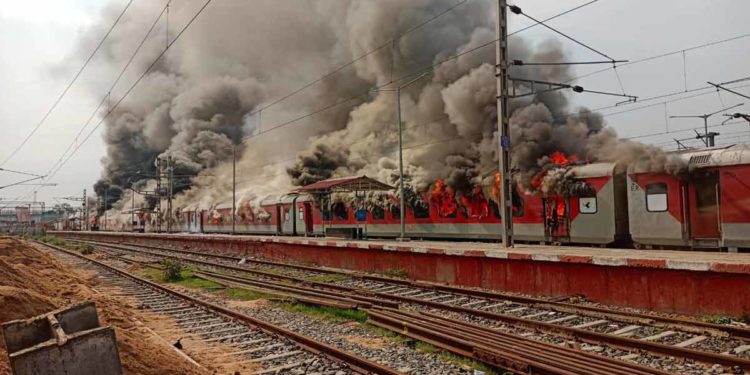 اگنی پت اسکیم: بھارت میں عوام سراپا احتجاج، ٹرین نذرآتش