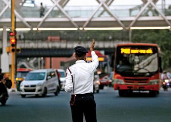 ”کون ہے یہ جس نے دوبارہ مڑ کر مجھے نہیں دیکھا”