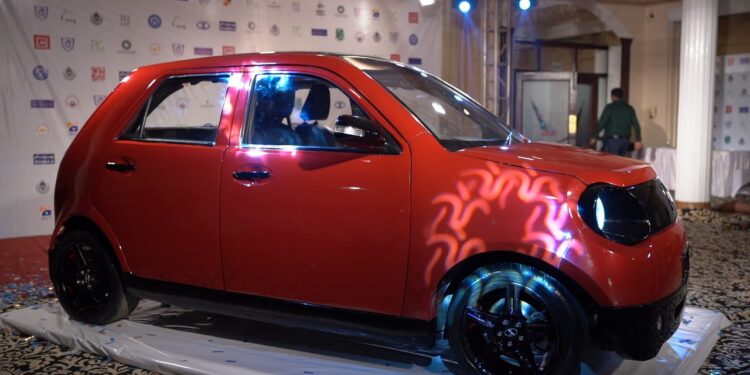 یومِ آزادی کے موقع پر ملک کی پہلی الیکٹرک کار متعارف