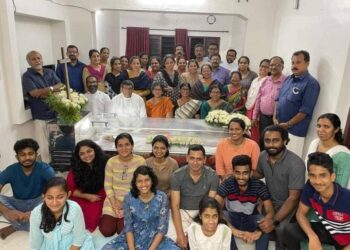 میت کے ساتھ مسکراتے ہوئے خاندان کی تصویر