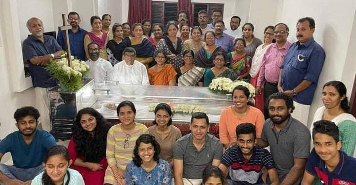 میت کے ساتھ مسکراتے ہوئے خاندان کی تصویر