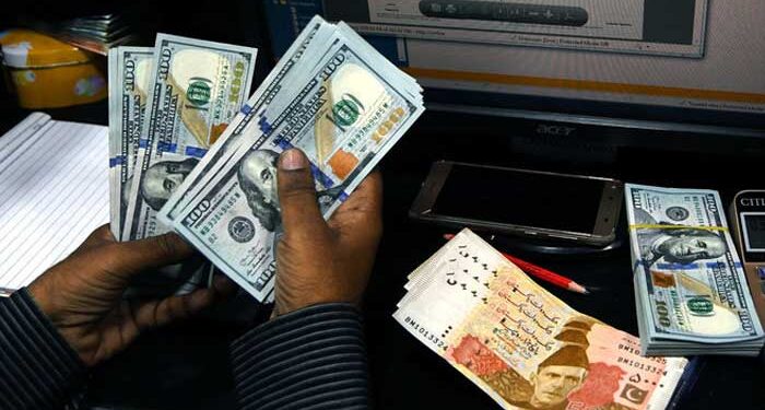 ملک میں ڈالر کی قدر میں مزید کمی ہوگئی