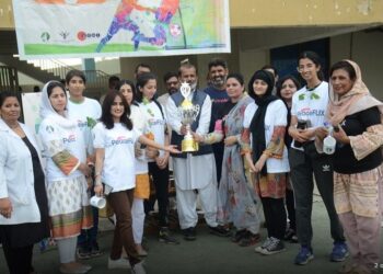 نوجوان ماحولیاتی کارکنوں نے خاتون صحافیوں کو ہرادیا