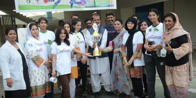 نوجوان ماحولیاتی کارکنوں نے خاتون صحافیوں کو ہرادیا