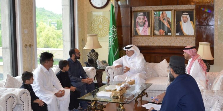 جمع شدہ رقم سیلاب متاثرین کو دینے والے بچے سے سعودی سفیر کی ملاقات