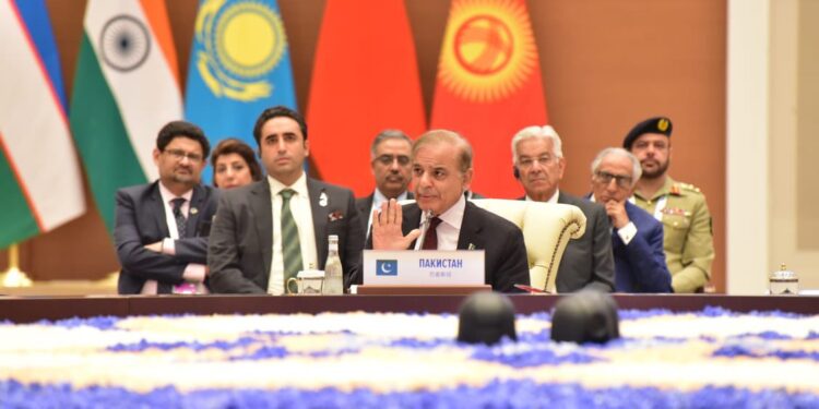 موسمی تبدیلی نے پاکستان میں تباہی مچائی، شہباز شریف