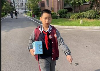 سیلاب زدگان کو تمام تر” پاکٹ منی ” دینے والا چینی بچہ