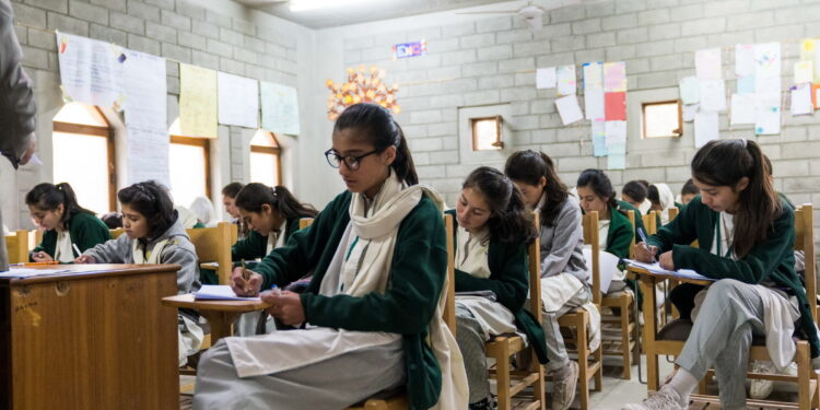 نجی اسکولز میں زبردستی یونیفارم، کتابیں اور اسٹیشنری بیچنا غیر قانونی