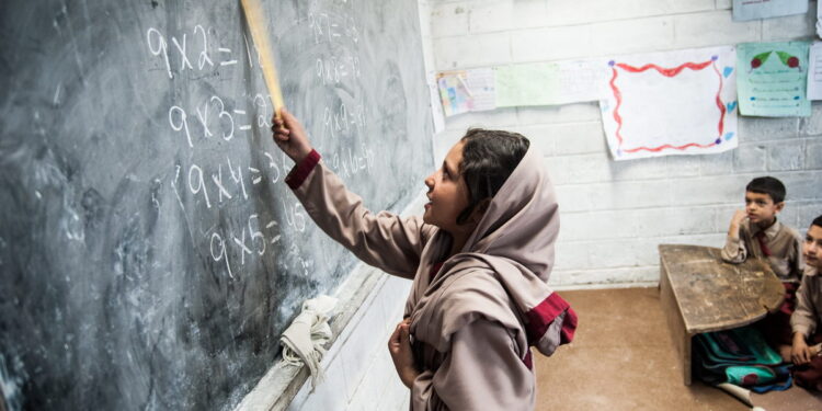 نجی اسکولز میں زبردستی یونیفارم، کتابیں اور اسٹیشنری بیچنا غیر قانونی