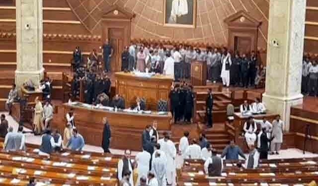 پنجاب اسمبلی میں ہنگامہ آرائی، 18 مسلم لیگی ارکان معطل