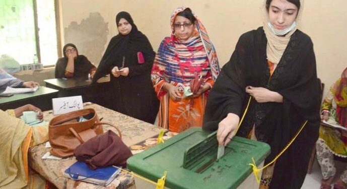 کردار کشی کے خوف نے آزاد کشمیر کی خواتین کو سیاست سے دور کردیا