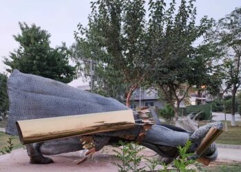 صنف آہن کا مجسمہ کس نے توڑا ؟