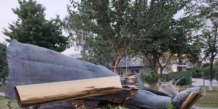 صنف آہن کا مجسمہ کس نے توڑا ؟